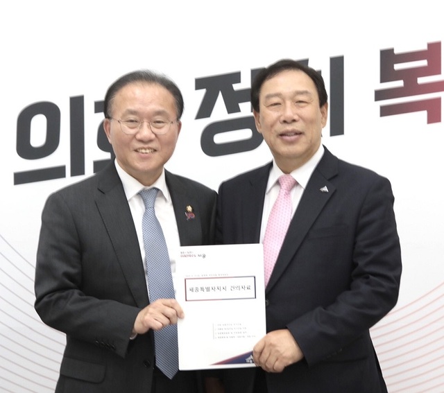 ▲ 최민호 세종시장(오른쪽)이 지난 25일 국회에서 유재옥 국민의힘 원내대표와 면담을 하고 미래전략수도 건설을 위한 주요 현안 과제를 설명하고 협조를 요청한 뒤 기념쵤영을 하고 있다.ⓒ세종시