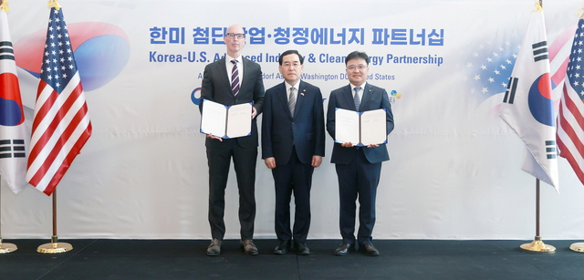 ▲ 롯데케미칼이 25일(현지시간) 미국에서 CF인더스트리스와 미국 루이지애나 지역의 청정 암모니아 생산협력을 위한 세부 MOU를 체결했다. 오른쪽부터 황진구 롯데케미칼 수소에너지사업단장 대표, 이창양 산업통상자원부 장관, 크리스 본 CF인더스트리스 CFO. ⓒ롯데케미칼 제공