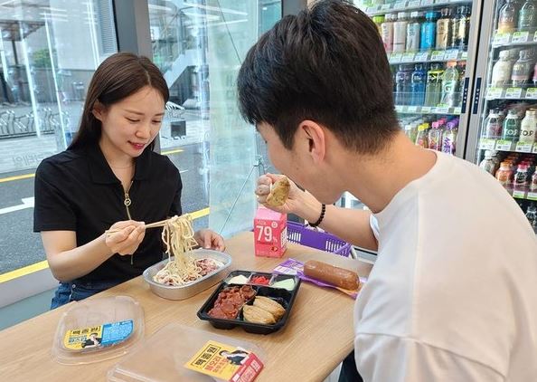 ▲ 소비자들이 편의점에서 점심 식사를 해결하고 있다.ⓒBGF리테일