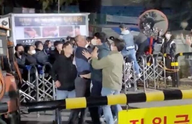 ▲ 지난 24일 오후 쿠팡 용인 캠프 앞에서 민주노총 택배노조원들이 캠프 강제진압을 시도하며, 이를 막는 CLS 직원 등과 충돌하는 모습. ⓒ뉴시스