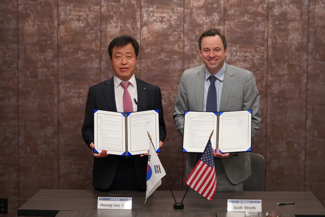 ▲ 이흥주 한전 해외원전부사장(왼쪽)과 스캇 스트라직 GE Vernova 사장(오른쪽)이 MOU를 체결한 후 기념촬영을 하고 있다. ⓒ한국전력공사