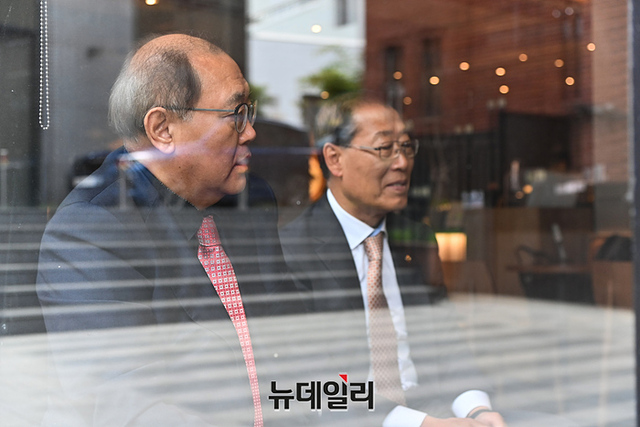 ▲ 장종한 회장과 황윤덕 부회장이 1인 릴레이 시위 후 본지와 만남을 가졌다. ⓒ서성진 기자