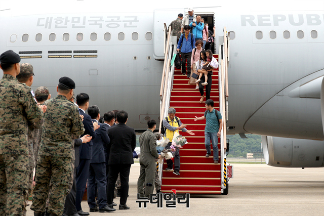 ▲ 군벌 간 무력 충돌로 고립됐다가 우리 정부의 ‘프라미스(Promise·약속)’ 작전을 통해 철수한 수단 교민들이 25일 경기 성남시 서울공항으로 입국하고 있다. (사진공동취재단) ⓒ정상윤 기자