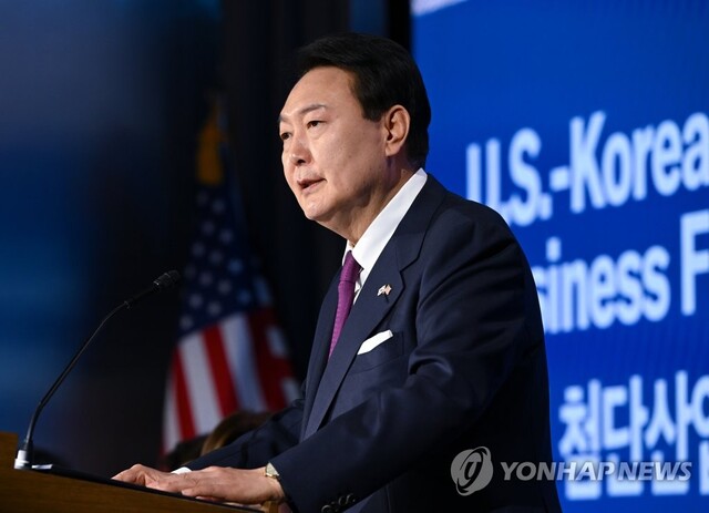 ▲ 미국을 국빈 방문한 윤석열 대통령이 25일(현지시간) 워싱턴DC 미국 상공회의소에서 열린 한미 첨단산업 포럼에서 축사하고 있다.ⓒ연합뉴스(사진=공동취재)