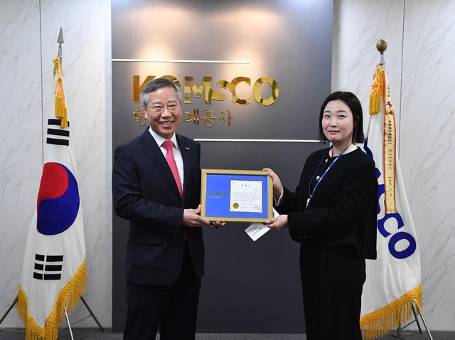 ▲ 한국조폐공사 반장식 사장(왼쪽)이 방연주 사원에게 CEO’s Choice 포상을 했다.ⓒ한국조폐공사