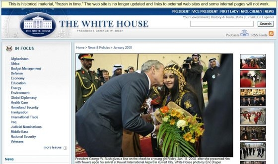 ▲ 조지 W 부시 전 미국 대통령이 과거 화동의 볼에 입을 맞추는 장면.ⓒ장예찬 국민의힘 청년최고위원 페이스북 캡처