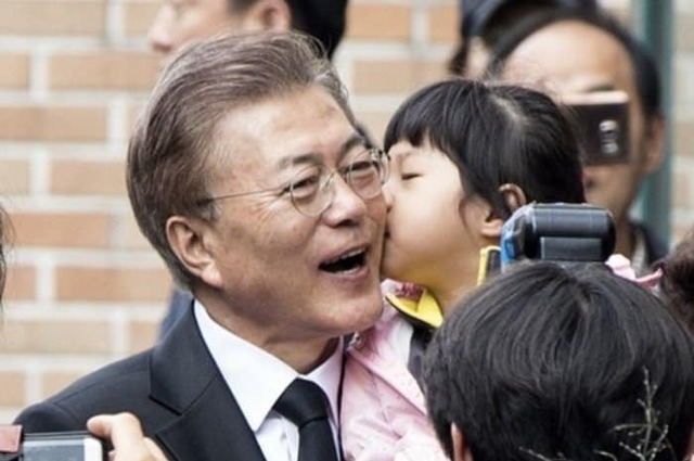 ▲ 한 아이가 문재인 전 대통령의 볼에 입맞춤을 하고 있는 사진.ⓒ김재섭 도봉갑 당협위원장 페이스북 캡처