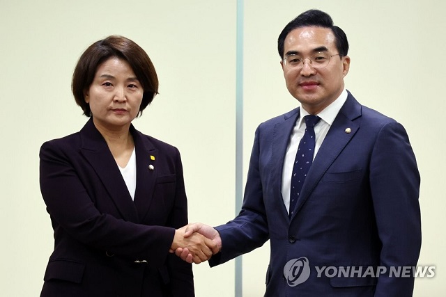 ▲ 박홍근 더불어민주당 원내대표와 이은주 정의당 원내대표가 지난 25일 국회에서 특검법 관련 논의를 위해 만나고 있다.ⓒ연합뉴스