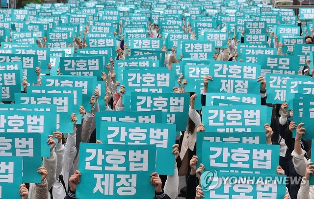 ▲ 26일 오후 서울 여의도 국회 앞에서 대한간호협회 회원들이 간호법 제정촉구 집회를 하고 있다. ⓒ연합뉴스