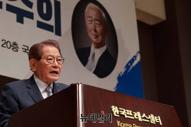 ▲ 이영일 전 국회의원이 26일 오후 서울 중구 한국프레스센터에서 '이승만과 자유민주주의' 주제로 열린 우호문화재단 학술회의에서 축사를 하고 있다. ⓒ정상윤 기자