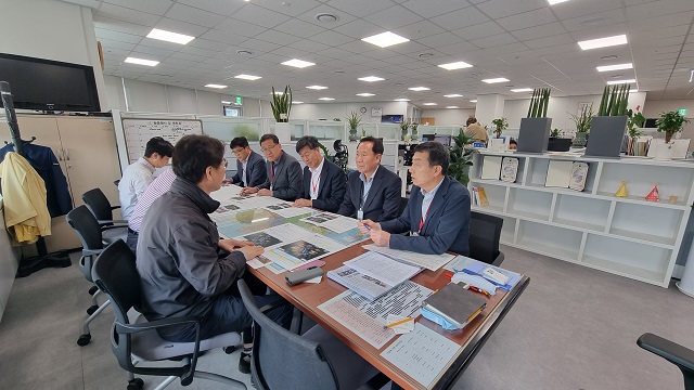 ▲ 박현국 군수가 26일 중앙부처를 방문해 지역 현안 사업 및 미래성장동력 사업 등의 건의를 하고 있다.ⓒ봉화군