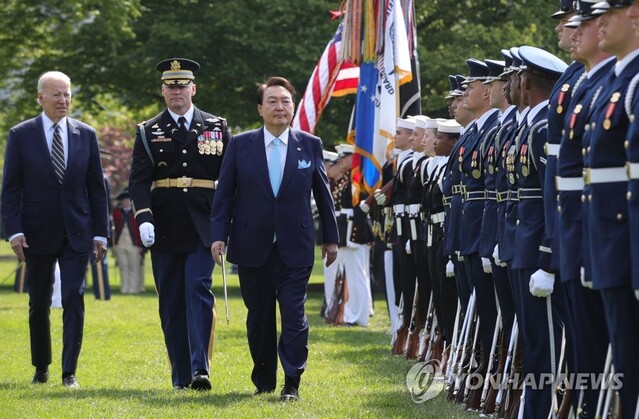 ▲ 미국을 국빈 방문한 윤석열 대통령이 26일(현지시간) 워싱턴DC 백악관에서 열린 공식 환영식에서 의장대를 사열하고 있다.ⓒ연합뉴스