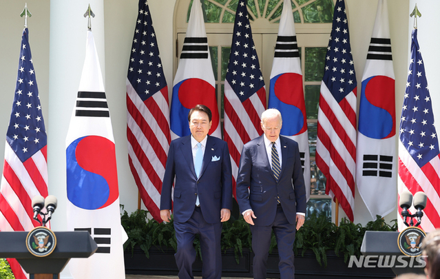 ▲ 윤석열 대통령과 조 바이든 미국 대통령이 26일(현지시간) 워싱턴DC 백악관 로즈가든에서 열린 공동기자회견에 입장하고 있다. ⓒ뉴시스