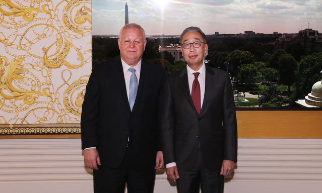 ▲ 두산에너빌리티 박지원 회장(오른쪽)이 25일(현지시각) 미국 워싱턴 D.C.에서 진행된 오찬 회동에서 미국의 4세대 고온가스로 SMR 개발사인 엑스에너지(X-energy)의 캄 가파리안 회장과 기념촬영을 하고 있다. ⓒ두산에너빌리티