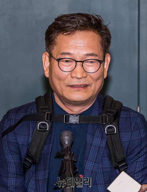 ▲ 2021년 더불어민주당 전당대회 돈봉투 의혹 사건의 핵심인물로 지목된 송영길 전 더불어민주당 대표가 지난 24일 오후 인천국제공항으로 입국하고 있다. ⓒ정상윤 기자