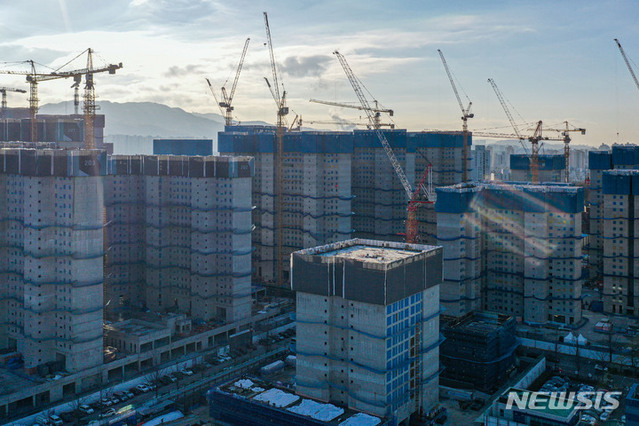 ▲ ⓒ뉴시스. 서울 강동구 둔촌주공 재건축 단지 공사가 한창이다. 2023.01.16.