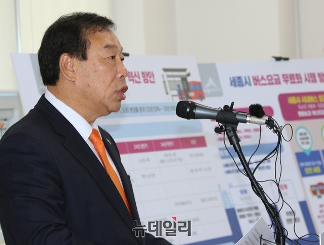 ▲ 최민호 세종시장이 27일 오전 세종시 나동성 교통과에서 기자회견을 하고 있다.ⓒ이길표 기자