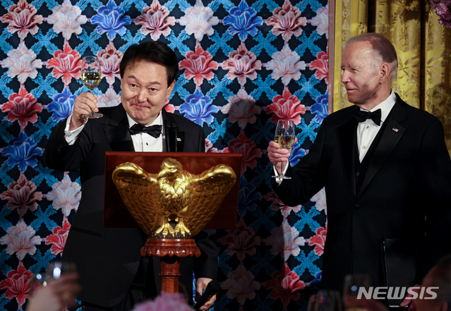 ▲ 미국을 국빈 방문 중인 윤석열 대통령이 26일(현지시간) 워싱턴DC 백악관에서 열린 국빈만찬에서 참석자들을 향해 건배 제의를 하고 있다. ⓒ뉴시스