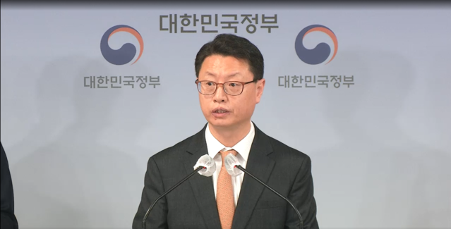 ▲ 홍진배 과확기술정보통신부 네트워크정책실장이 LG유플러스 관련 브리핑을 27일 진행하고 있다.ⓒe브리핑 캡쳐