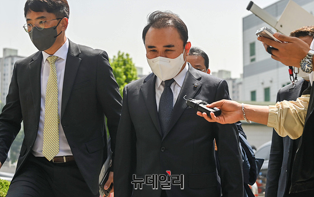 ▲ 윤홍근 제너시스BBQ 회장이 27일 오전 경기 성남시 수원지방법원 성남지원에서 진행된 특정경제범죄가중처벌등에관한법률위반(배임) 첫 공판에 출석하고 있다. ⓒ서성진 기자