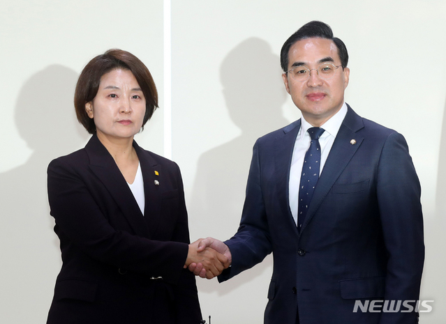 ▲ 박홍근 더불어민주당 원내대표와 이은주 정의당 원내대표가 지난 25일 오후 서울 여의도 국회 의원회관에서 열린 특검법 관련 회동에 앞서 악수하고 있다. ⓒ뉴시스