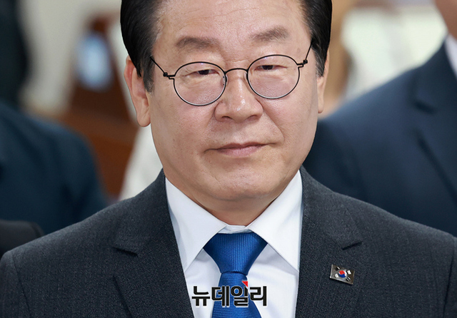 ▲ 공직선거법 위반 혐의로 기소된 이재명 더불어민주당 대표가 2023년4월14일 오전 서울 서초구 중앙지법으로 네번째 공판에 출석하고 있다. 지난 재판에 이어 유동규 전 성남도시개발공사 기획본부장이 증인으로 출석해 이 대표와 대면 할 예정이다. ⓒ정상윤 기자
