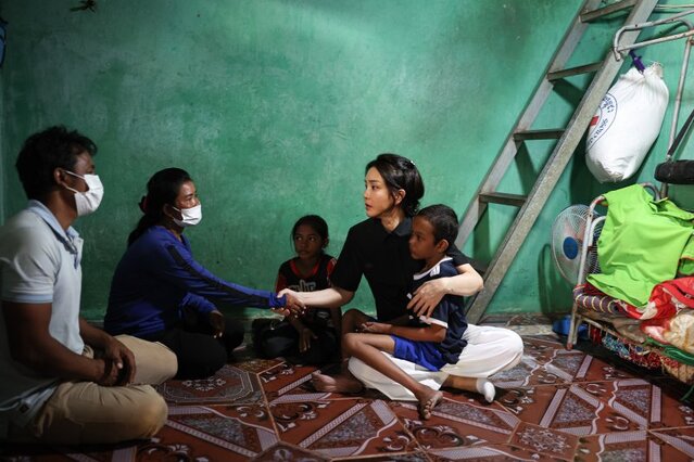 ▲ 윤석열 대통령 부인 김건희 여사가 지난해 11월 12일(현지시간) 프놈펜 선천성 심장질환을 앓고 있는 14세 아동의 집을 찾아 가족을 위로하고 있다. ⓒ뉴시스