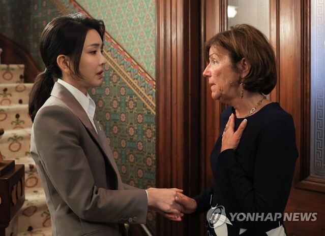▲ 미국을 국빈 방문한 윤석열 대통령의 부인 김건희 여사가 26일(현지시간) 워싱턴DC 주미 대한제국 공사관에서 북한에 억류됐다 혼수상태로 풀려난 오토 웜비어 씨의 모친을 만나 대화하고 있다.ⓒ연합뉴스(사진=공동취재)