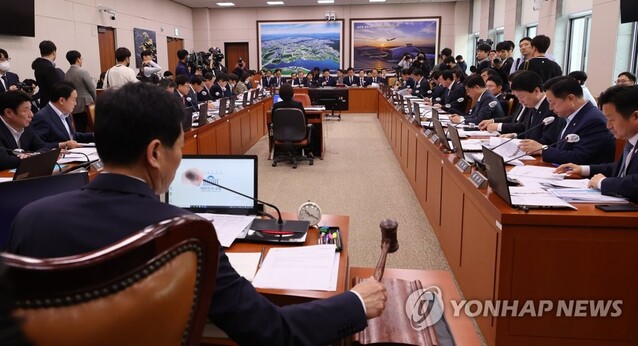 ▲ 김민기 국토교통위원장이 20일 오전 서울 여의도 국회에서 열린 국토교통위원회 전체회의에서 의사봉을 두드리고 있다.ⓒ연합뉴스