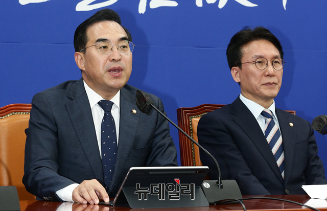 ▲ 더불어민주당 박홍근 원내대표와 김민석 정책위의장. ⓒ이종현 기자