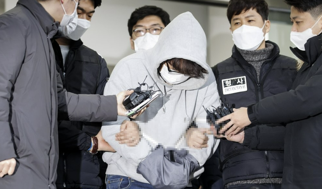 ▲ 신변보호 중이던 여성의 집을 찾아가 가족을 살해한 혐의를 받는 이석준이 2021년 12월 17일 오전 서울 송파경찰서에서 나와 검찰로 송치되고 있다. ⓒ연합뉴스