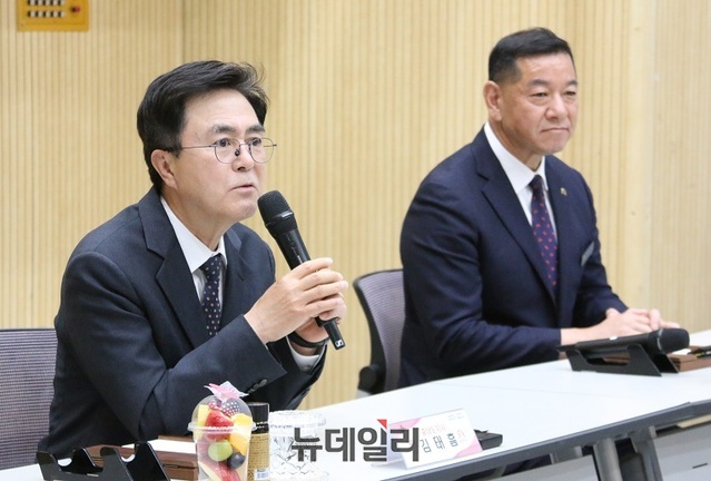 ▲ 김태흠 충남도지사가 27일 오후 공주시 아트센터 고마에서 기자단담회를 하고 있다.ⓒ이길표 기자