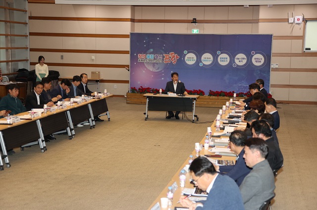 ▲ 포항시는 27일 시청 대회의실에서 김남일 부시장 주재로, 한 달 앞으로 다가온 ‘2023 포항국제불빛축제’의 부서별 준비상황을 점검하는 보고회를 가졌다.ⓒ포항시