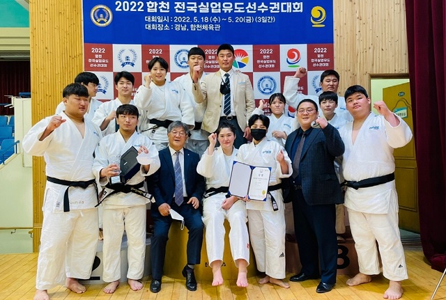 ▲ 포항시청 유도팀이 지난 2022 합천 전국 실업 유도선수권대회 참석해 기념촬영을 하고 있다.ⓒ포항시