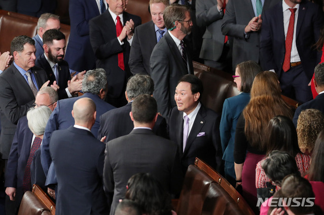 ▲ 윤석열 대통령이 27일(현지시간) 워싱턴DC 미 국회의사당에서 상·하원 합동회의 연설을 하기 위해 입장하고 있다. ⓒ뉴시스