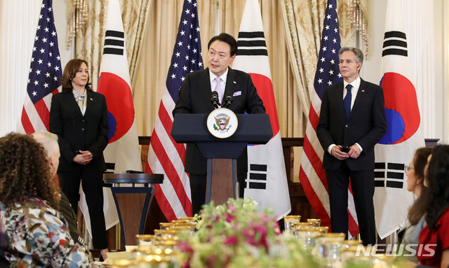 ▲ 미국을 국빈 방문 중인 윤석열 대통령이 27일(현지시간) 워싱턴DC 미 국무부에서 열린 국빈오찬에서 답사하고 있다.ⓒ뉴시스