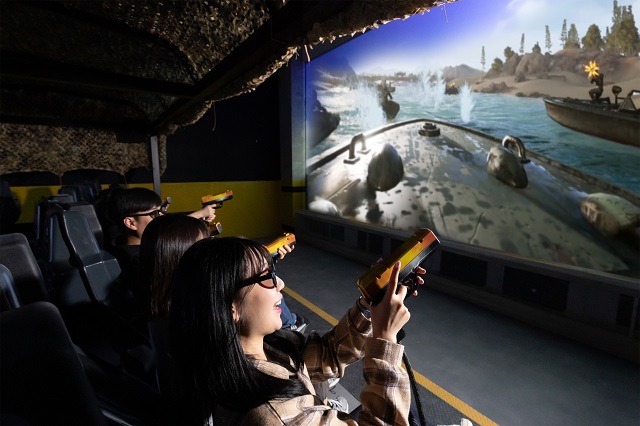 ▲ '배틀그라운드' 모션 슈팅 씨어터에서 콘텐츠를 즐기는 모습ⓒ롯데월드