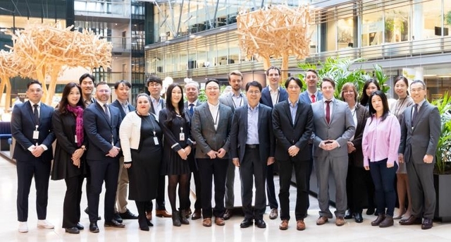 ▲ SK엔무브 박상규 사장(앞줄 오른쪽에서 다섯번째)이 4월 13일(현지시각) 네덜란드 암스테르담에 위치한 SK엔무브 유럽법인을 방문해 현지 구성원들과 기념촬영을 하고 있다. ⓒSK엔무브 제공