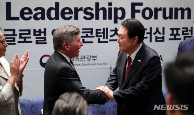 ▲ 윤석열 대통령이 27일(현지시간) 워싱턴DC 미국영화협회에서 열린 글로벌 영상콘텐츠 리더십 포럼에서 찰스 리브킨 미국영화협회 회장과 악수하고 있다.ⓒ뉴시스