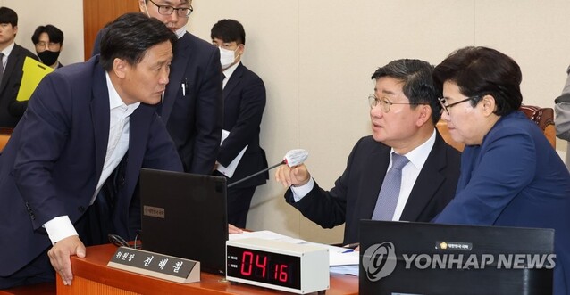 ▲ 전해철 환경노동위원장(가운데)과 임이자 환노위 국민의힘 간사(오른쪽), 김영진 환노위 더불어민주당 간사(왼쪽)가 25일 오전 서울 여의도 국회에서 환경노동위원회 전체회의에서 야당이 국회 본회의에 직회부할 방침인 노란봉투법(노조법 개정안)의 상임위 처리에 대해 의견을 나누고 있다.ⓒ연합뉴스