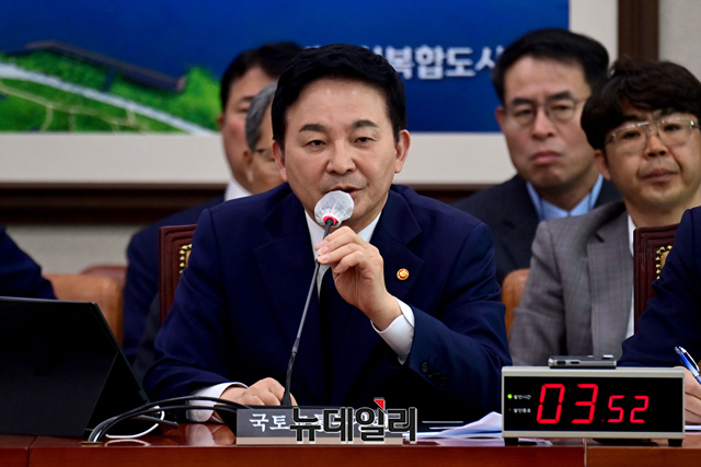 ▲ 원희룡 국토교통부 장관이 지난 20일 오전 국회에서 열린 국토교통위원회 전체회의에서 의원들의 질의에 답하고 있다.ⓒ이종현 기자