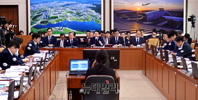 ▲ 원희룡 국토교통부 장관이 지난 20일 오전 국회에서 열린 국토교통위원회 전체회의에서 의원들의 질의에 답하고 있다.ⓒ이종현 기자