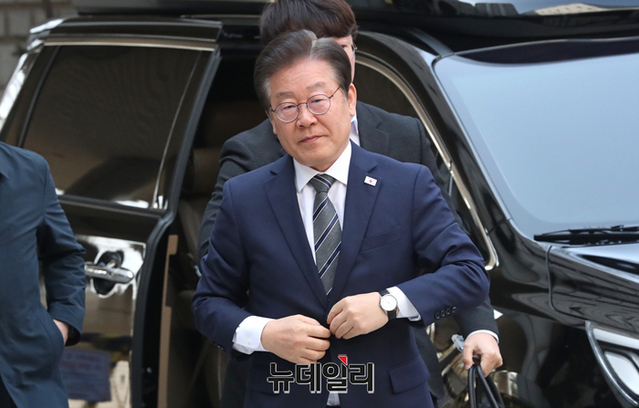 ▲ 이재명 더불어민주당 대표가 지난달 31일 오전 서울 서초구 중앙지법에서 열린 세 번째 공판에 출석하기 위해 법정으로 이동하고 있다. ⓒ사진=공동취재단