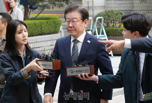 ▲ 이재명 더불어민주당 대표가 지난달 31일 오전 서울 서초구 중앙지법에서 열린 세 번째 공판에 출석하기 위해 법정으로 이동하고 있다. ⓒ사진=공동취재단