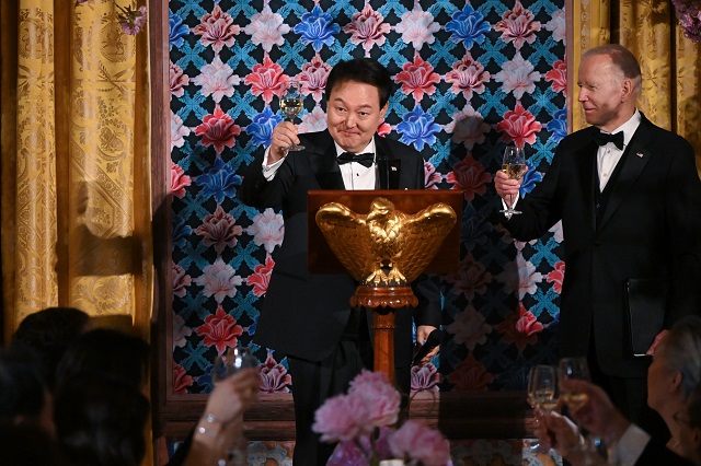 ▲ 윤석열 대통령이 지난 26일(현지시간) 워싱턴DC 백악관에서 열린 국빈만찬에서 건배 제의를 하고 있다.ⓒ대통령실 제공