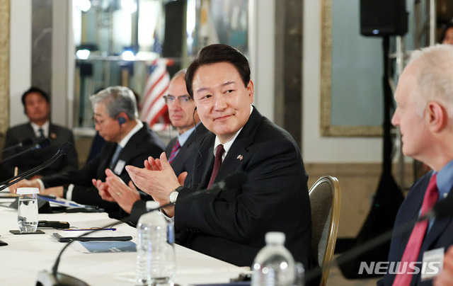 ▲ 미국을 국빈 방문 중인 윤석열 대통령이 28일(현지시간) 보스턴 한 호텔에서 열린 한미 클러스터 라운드테이블에서 참석자 소개에 박수치고 있다. ⓒ뉴시스