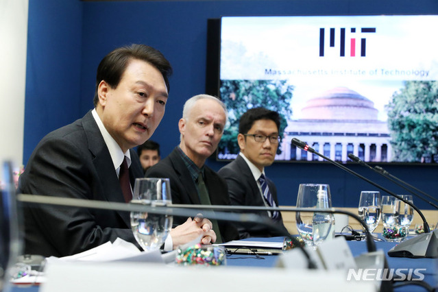 ▲ 미국을 국빈 방문 중인 윤석열 대통령이 28일(현지시간) 보스턴 인근 매사추세츠 공과대학교에서 열린 MIT 디지털바이오 석학과의 대화에서 발언하고 있다. ⓒ뉴시스