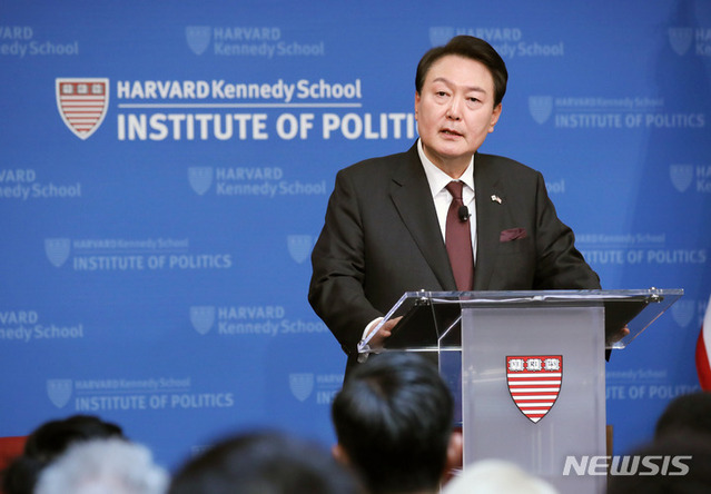 ▲ 미국을 국빈 방문 중인 윤석열 대통령이 28일(현지시간) 보스턴 인근 하버드대학교 케네디스쿨에서 '자유를 향한 새로운 여정'을 주제로 연설하고 있다.ⓒ뉴시스