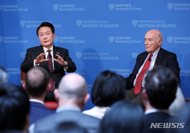 ▲ 미국을 국빈방문 중인 윤석열 대통령이 28일(현지시간) 보스턴 인근 하버드대학교 케네디스쿨에서 '자유를 향한 새로운 여정'을 주제로 연설을 마친 뒤 청중 질문에 답변하고 있다.ⓒ뉴시스