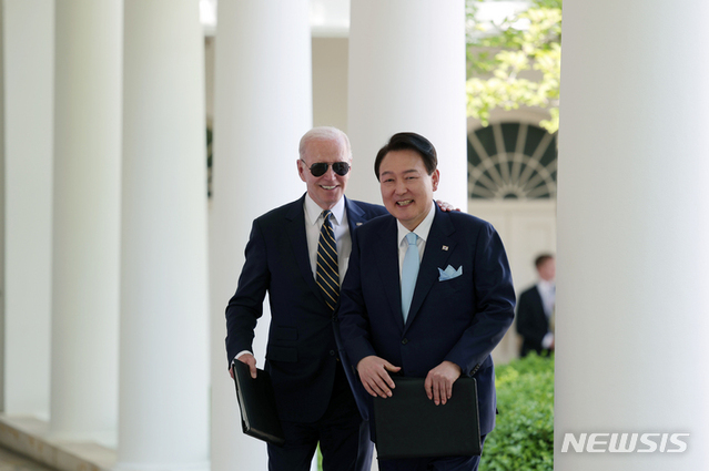 ▲ 윤석열 대통령과 조 바이든 미국 대통령이 26일(현지시간) 워싱턴DC 백악관 로즈가든에서 공동 기자회견을 마친 뒤 퇴장하고 있다. (공동취재) ⓒ뉴시스